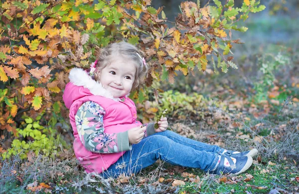 Счастливая обожаемая маленькая девочка, играющая — стоковое фото