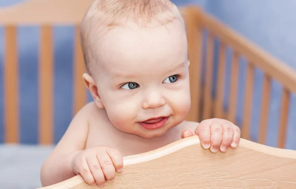 Schattige babyjongen een kinderbed — Stockfoto