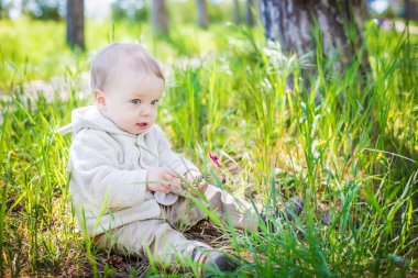 oynarken sevimli yürümeye başlayan çocuk 