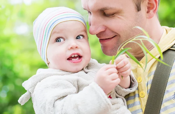 Szczęśliwy ojciec i toddler chłopiec — Zdjęcie stockowe