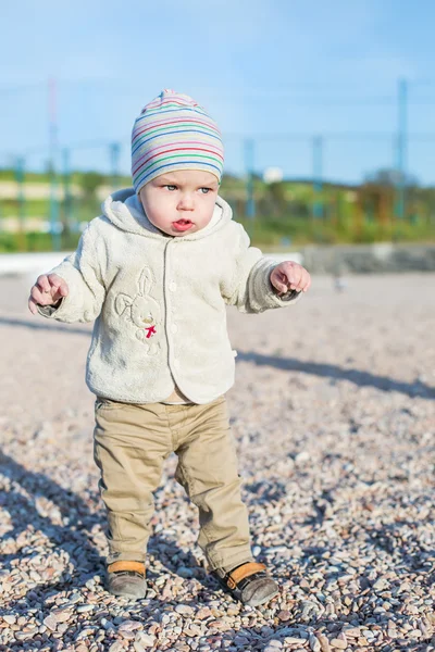 Sahilde yürüyüş yürümeye başlayan çocuk — Stok fotoğraf