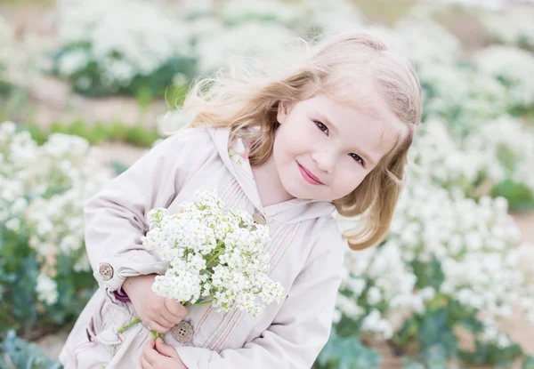 Adorable niña sosteniendo un ramo —  Fotos de Stock