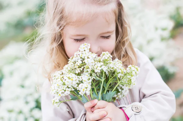 Okouzlující malá dívka s kyticí — Stock fotografie