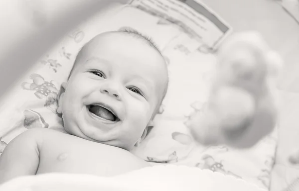 かわいい赤ちゃんが笑っています。 — ストック写真