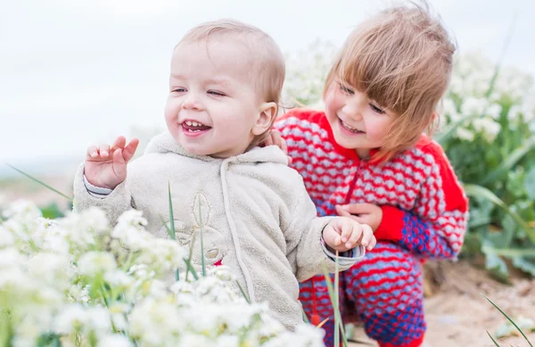 De gelukkige kinderen met wilde bloemen — Stockfoto