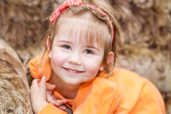 Schattige lachende meisje — Stockfoto