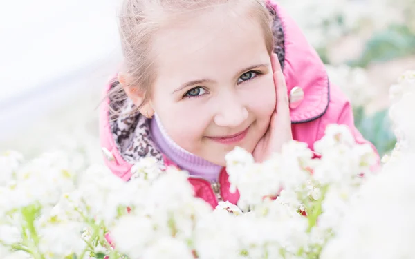 Портрет счастливая маленькая девочка — стоковое фото
