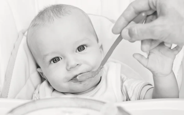 かわいい食べる赤ちゃん男の子 — ストック写真