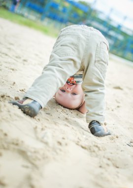 baş aşağı duran mutlu bebek toddler 