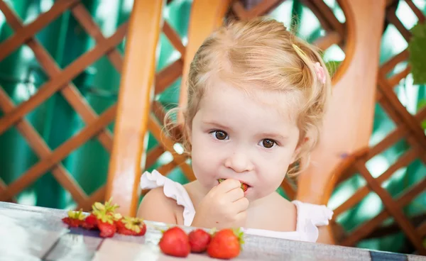 Schattig klein meisje eten — Stockfoto