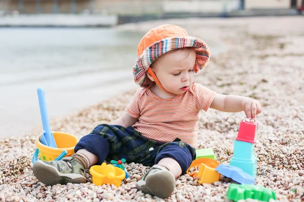 Schattig peuter baby spelen — Stockfoto