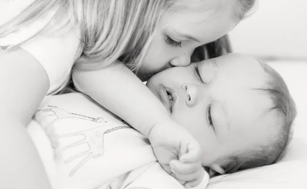 küçük kız kardeş uyuyan kisses