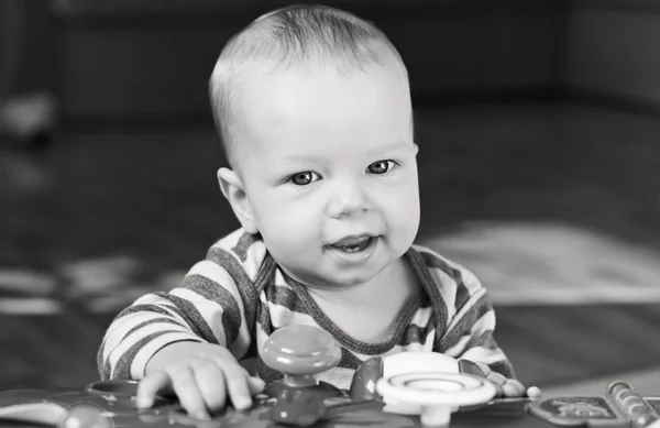 Bonito menino brincando em casa — Fotografia de Stock