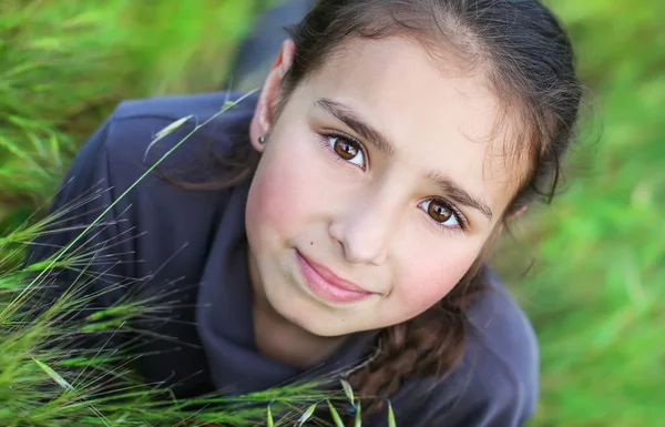 Portrait de jolie fille aux yeux marron — Photo