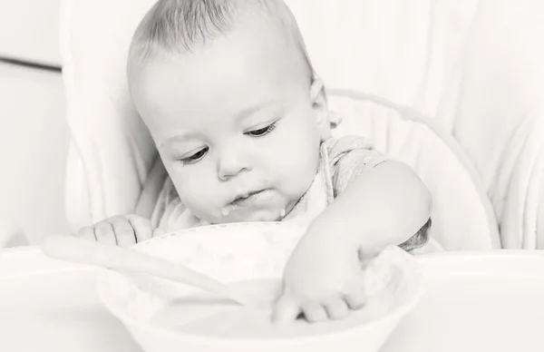 Bonito bebê menino comer — Fotografia de Stock