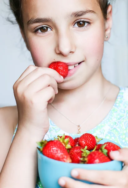 Child eating a strawberry — Stock Photo, Image