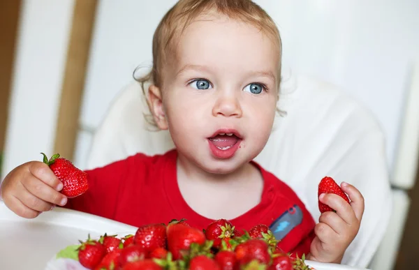 Gelukkig peuter jongen eten aardbeien — Stockfoto