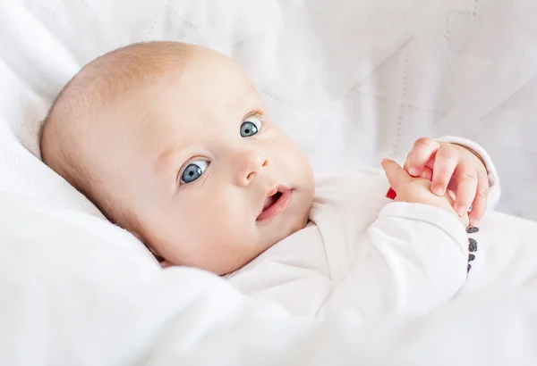 Schattige pasgeboren baby glimlachen Rechtenvrije Stockfoto's