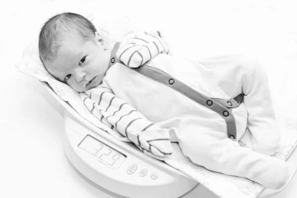Newborn on the scales — Stock Photo, Image