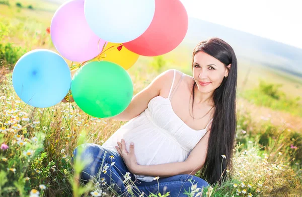 Portret van een mooie zwangere vrouw — Stockfoto