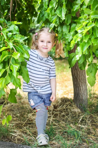 Ağaçların altında küçük kız — Stok fotoğraf