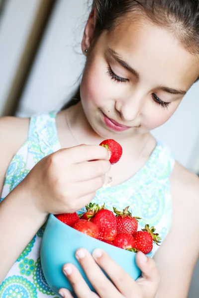 Child eating a strawberry — Stock Photo, Image