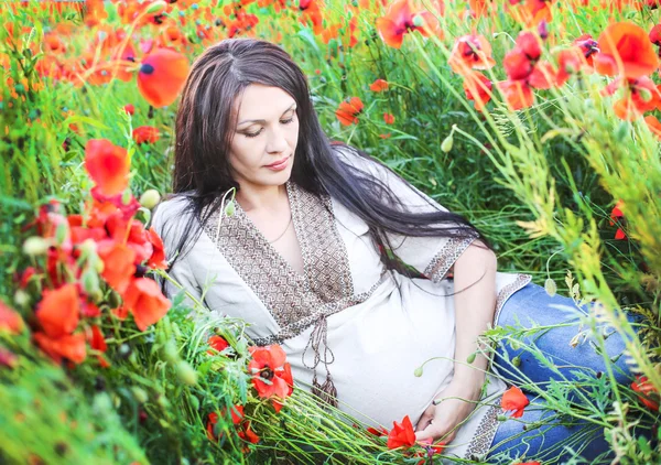 Bastante embarazada morena mujer — Foto de Stock