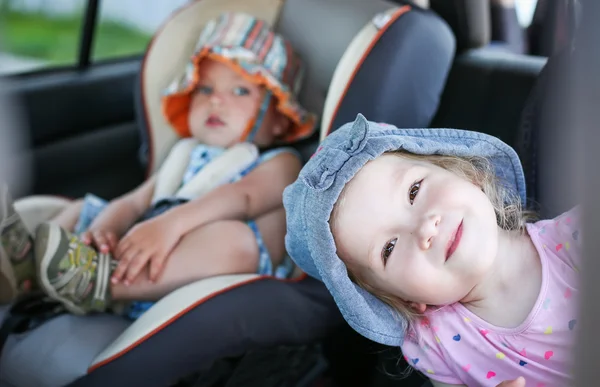 Speelse kinderen in de auto Stockfoto