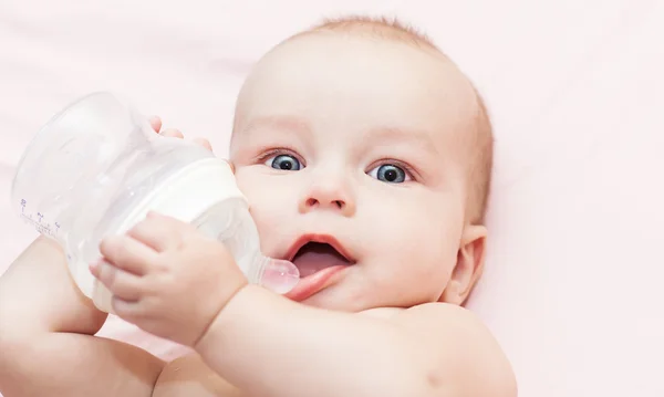 Το μωρό είναι πόσιμο νερό — Φωτογραφία Αρχείου