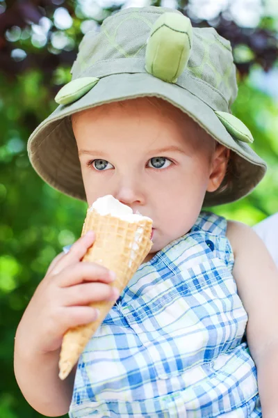 Toddler boy eating ice cream — Stock Photo, Image
