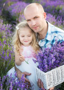 Baba ve sevimli küçük bir kız