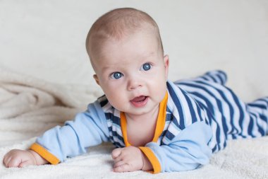 Şirin mavi gözlü bebek çocuk