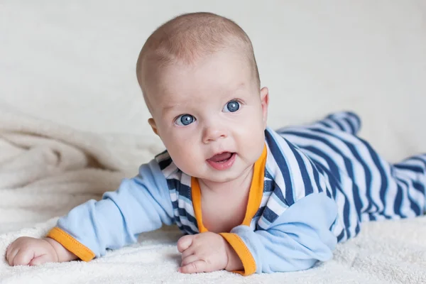 Schattige blauwogige babyjongen — Stockfoto