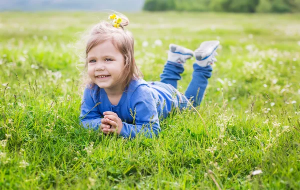 Porträtt av en glad barn girl — Stockfoto