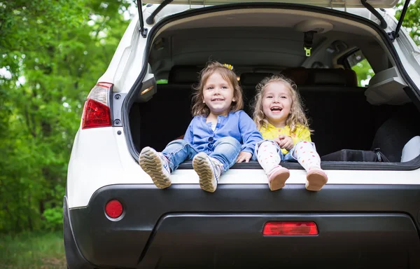 Laughing toddler girls sitting in the car — Stock Photo, Image