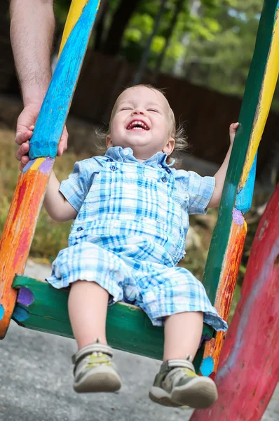 Lachen peuter jongen rijden — Stockfoto