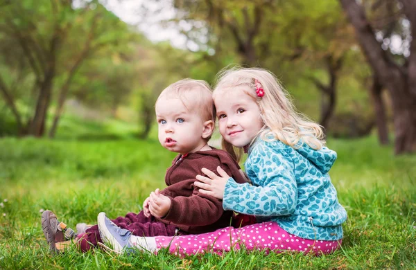 Barn bror och syster sitter — Stockfoto