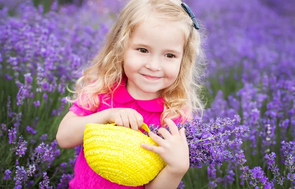 Gelukkig meisje is in een Lavendel veld — Stockfoto