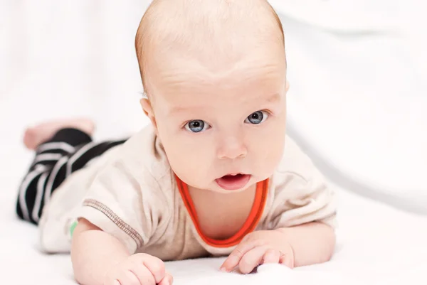 Schattige baby kijken naar de camera — Stockfoto