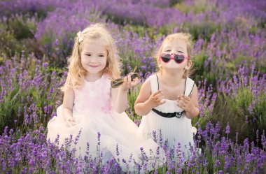 İki kız eğleniyor. 