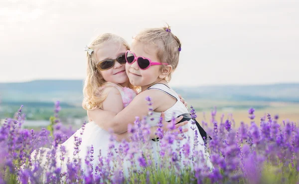 Två små flickor kramas — Stockfoto
