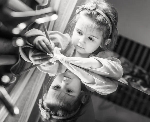 Schattig klein meisje leert om te schrijven — Stockfoto