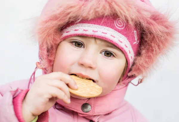 Drôle tout-petit fille manger — Photo