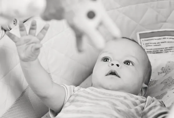 揺りかごにかわいい赤ちゃんの少年 — ストック写真