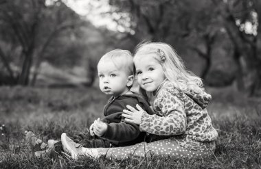 sevimli kız kardeşi sarılma