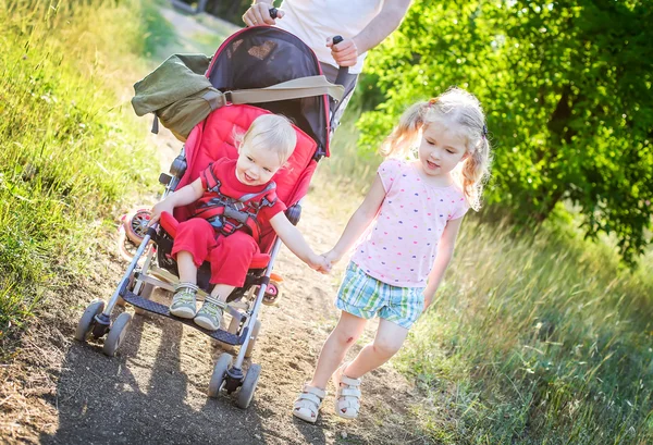 Little sister and a younger brother — Stock Photo, Image