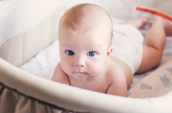 Baby peeping out of the crib — Stock Photo, Image