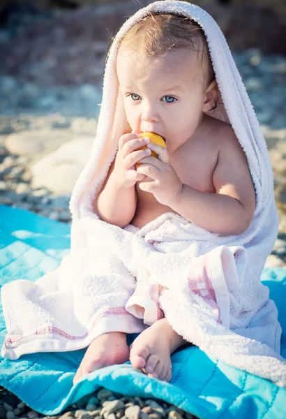 Söt baby på havet ätande — Stockfoto