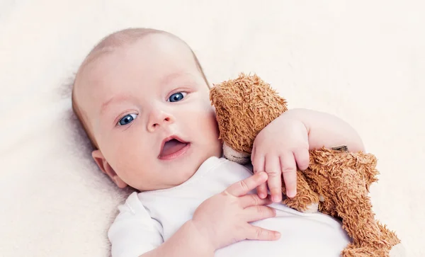 Bayi dengan mainan favorit — Stok Foto