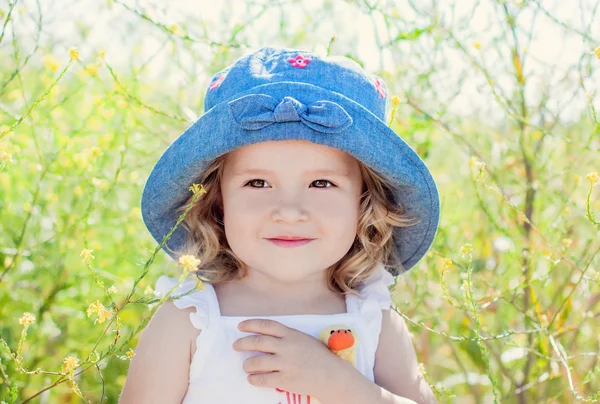 Happy toddler girl in  in rape field — Stock Photo, Image